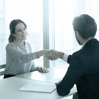 Giovani professionisti che collaborano per affrontare sfide nel settore.
